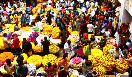 ವರಮಹಾಲಕ್ಷ್ಮಿ ಹಬ್ಬದ ಭರದಲ್ಲಿ ಜನಜಾತ್ರೆ: ಕೆ.ಆರ್. ಮಾರ್ಕೆಟ್ ರಸ್ತೆ ಸಂಚಾರ ಸ್ಥಗಿತ.!