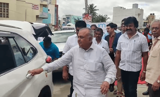 Transport Minister Ramalinga Reddy Trapped in Lift at Hosur Hospital Inauguration.!