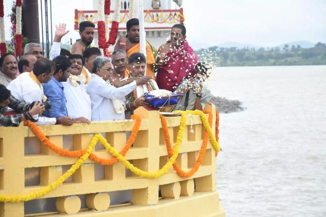 ಕೆಆರ್‌ಎಸ್ ಜಲಾಶಯಕ್ಕೆ ಸಿಎಂ ಸಿದ್ದಾರಾಮಯ್ಯನವರಿಂದ ಬಾಗಿನ ಅರ್ಪಣೆ..!