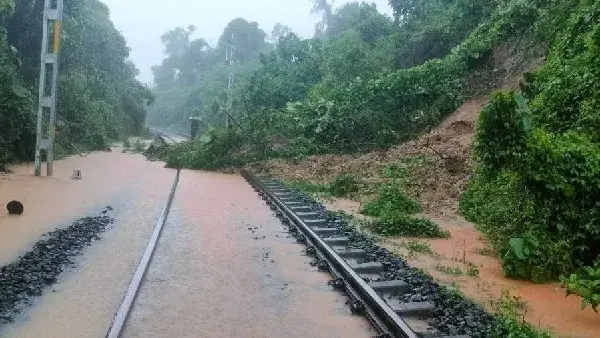 ಹಾಸನದಲ್ಲಿ ವರುಣಾರ್ಭಟ: 15 ಕಡೆ ಭೂಕುಸಿತ, ಬೆಂಗಳೂರು-ಮಂಗಳೂರು ರೈಲ್ವೆ ಮಾರ್ಗ ತಾತ್ಕಾಲಿಕ ಬಂದ್..!