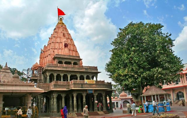 ವರ್ಷದಲ್ಲಿ ಒಂದು ಭಾರಿ ಮಾತ್ರ ದರ್ಶನ ನೀಡುವ ನಾಗಚಂದ್ರೇಶ್ವರ ದೇವಾಲಯ..!