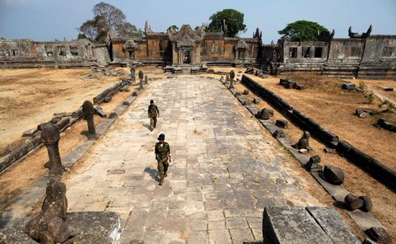 Thailand-Cambodia Border Clashes Escalate: Casualties and Mass Displacement Reported..!