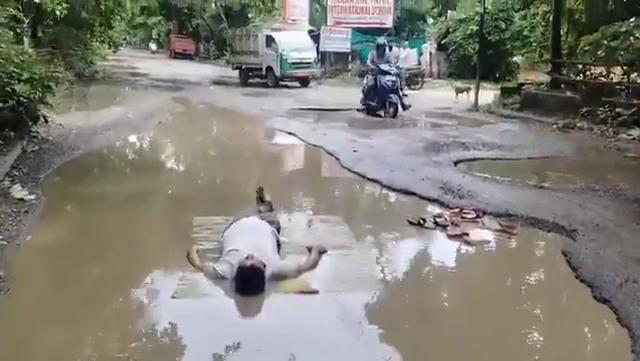 Kanpur Father Protests in Muddy Pothole After Daughter’s Accident, Demands Road Repairs..!