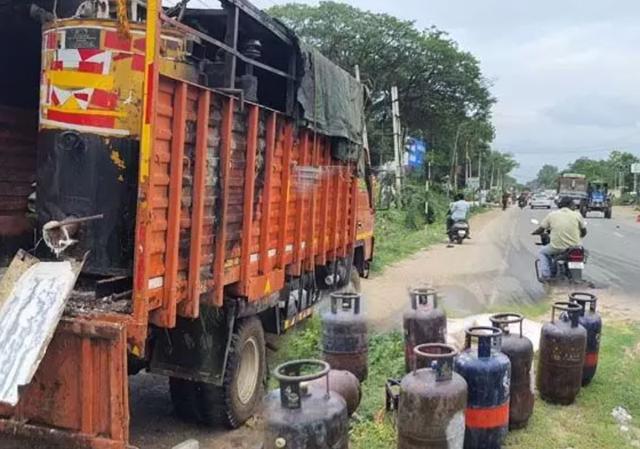ಕ್ಯಾಂಟರ್‌ನಲ್ಲಿದ್ದ ಸಿಲಿಂಡರ್‌ಗೆ ಬೆಂಕಿ: ತಪ್ಪಿದ ಭಾರಿ ಅನಾಹುತ !!