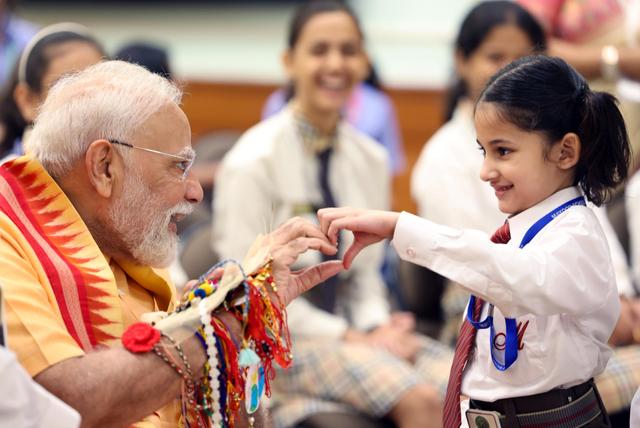 Prime Minister Modi Celebrates Raksha Bandhan with School Children at His Delhi Residence..!