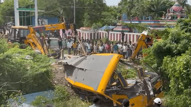 ರೈಲಿಗೆ ಶಾಲಾ ಬಸ್‌ ಡಿಕ್ಕಿ: ಇಬ್ಬರು ವಿದ್ಯಾರ್ಥಿಗಳು ಬಲಿ, ನಾಲ್ವರಿಗೆ ಗಾಯ