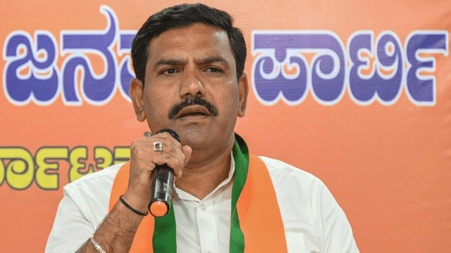 ಕಾಂಗ್ರೆಸ್ಸ್‌ನ ಒಳಸಂಘರ್ಷವನ್ನು ಟೀಕಿಸಿದ ಬಿಜೆಪಿ ರಾಜ್ಯಾಧ್ಯಕ್ಷ ವಿಜಯೇಂದ್ರ ದೆಹಲಿಯಿಂದ ಬೆಂಗಳೂರಿಗೆ ವಾಪಸ್‌..