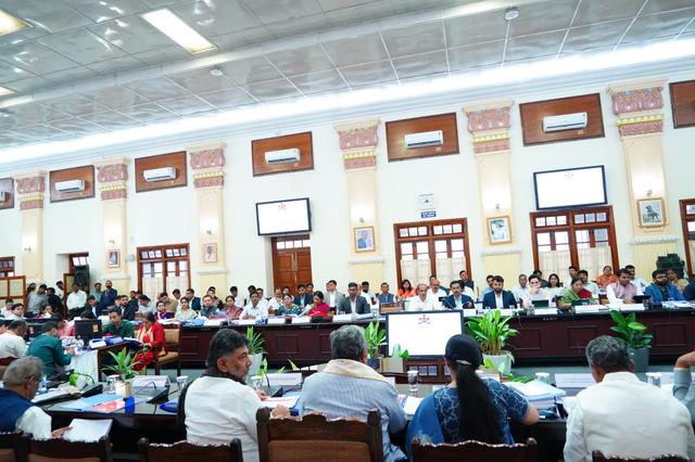  AC, DC ಕೋರ್ಟ್ ನಲ್ಲಿ ಬಾಕಿ ಪ್ರಕರಣಗಳು - ಸಿಎಂ ಸಿದ್ದರಾಮಯ್ಯ ಗರಂ 