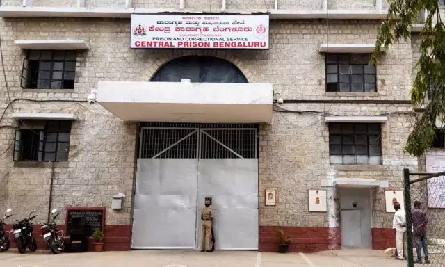 ಪರಪ್ಪನ ಅಗ್ರಹಾರಕ್ಕೆ ಸಿಸಿಬಿ ದಾಳಿ; ನಗದು ಸಹಿತ ಮಾರಕಾಸ್ತ್ರಗಳು ಪತ್ತೆ.!