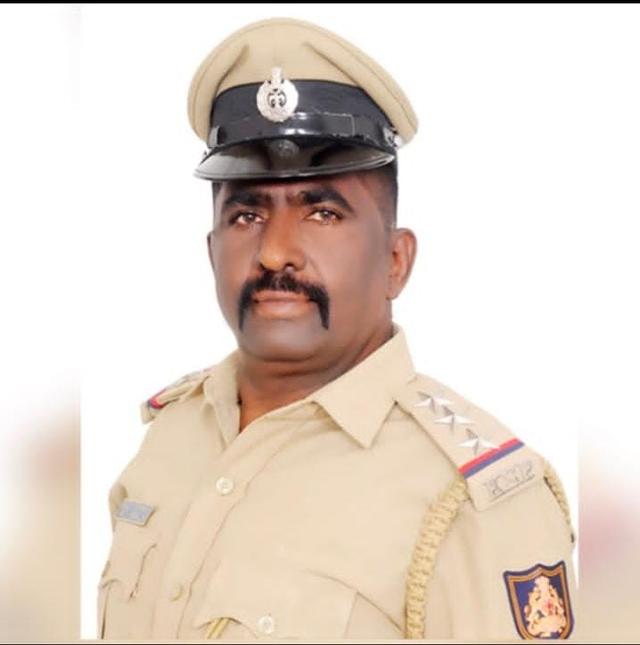 ಪೊಲೀಸ್ ಬಂದೂಕಿನಿಂದ ಹಾರಿದ ಗುಂಡು.. ಇಬ್ಬರು ವಶಕ್ಕೆ