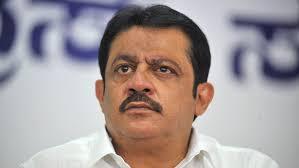 ಚಾಲಕರ ಹರಸಾಹಸ ನೂತನ ಸೇತುವೆ ನಡುವೆ ಗುಂಡಿ.