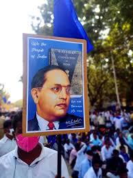 "ಮೋಸದ ಪ್ರೇಮಿ ಪರಾರಿ: ನ್ಯಾಯಕ್ಕಾಗಿ ಅಂಬೇಡ್ಕರ್ ಫೋಟೋ ಹಿಡಿದು ಮಹಿಳೆ ಧರಣಿ"