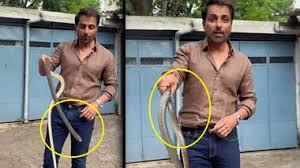 "ಹಮೇ ತೋ ಆತಾ ಹೈ ಪಕಡ್ನಾ": ಹಾವು ಹಿಡಿದ ಸೋನು ಸೂದ್ ಅಭಿಮಾನಿಗಳಿಗೆ ಎಚ್ಚರಿಕೆ!