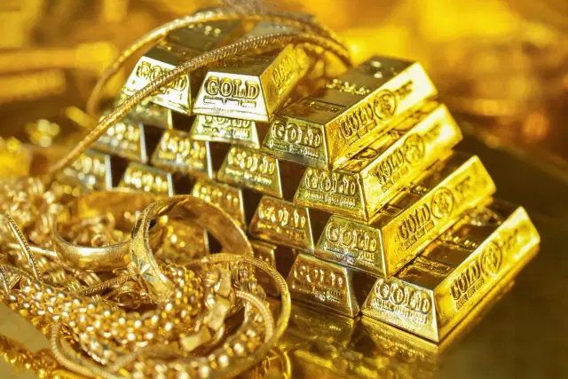 Gold and Silver Surge Amid U.S. Economic Turmoil: Is This the Right Time to Invest?