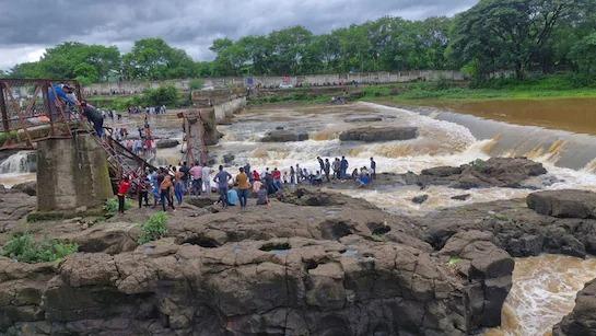 ಇಂದ್ರಾಯಣಿ ನದಿಯಲ್ಲಿ ಆಘಾತ: ಸೇತುವೆ ಕುಸಿದು 25ಕ್ಕೂ ಹೆಚ್ಚು ಮಂದಿ ನೀರಿನಲ್ಲಿ ಕೊಚ್ಚಿ ಹೋಗಿರುವ ಶಂಕೆ..!